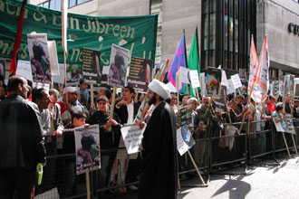  شيعة أهل البيت (عليهم السلام) في بريطانيا يردون بقوة على الإرهابيين الوهابيين أمام السفارة السعودية في لندن